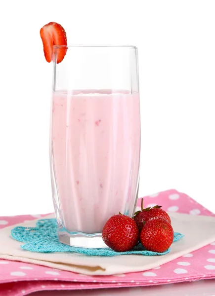 Pyszne milk shake z truskawek na białym tle — Zdjęcie stockowe