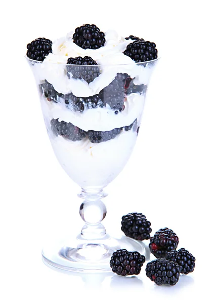 天然酸奶配新鲜的黑莓上白色隔离 — 图库照片