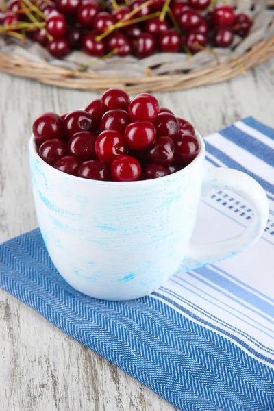 Солодка вишня в чашці на столі крупним планом — стокове фото