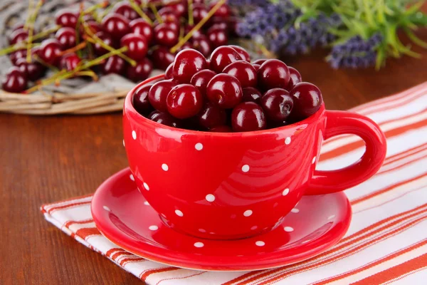 Sweet cherry in cup on table close-up — Stock Photo, Image