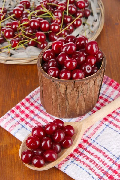 Sweet cherry in wooden basket on table close-up — Stock Photo, Image