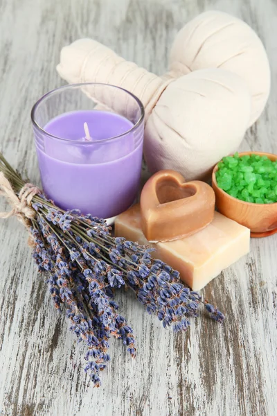 Stilleben med lavendel ljus, tvål, massage bollar, tvål och färsk lavendel, på trä bakgrund — Stockfoto