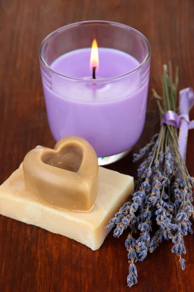 Vela de lavanda con lavanda fresca, jabón sobre fondo de madera — Foto de Stock