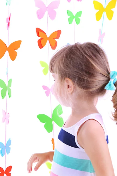 Porträtt av liten flicka på girlander av fjärilar bakgrund — Stockfoto