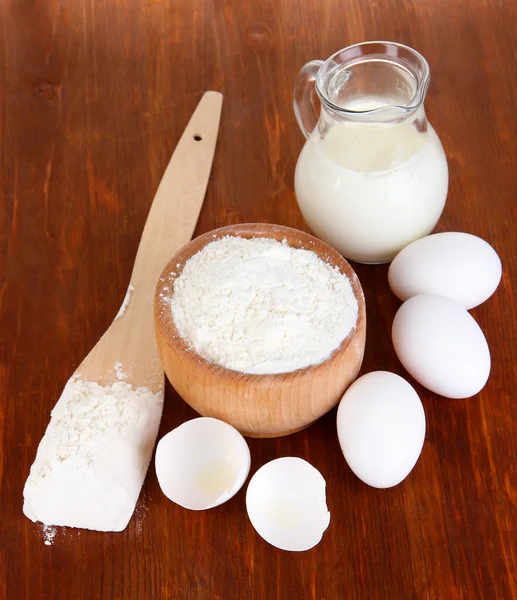 Ingredients for dough on wooden table close-up — Stock Photo, Image