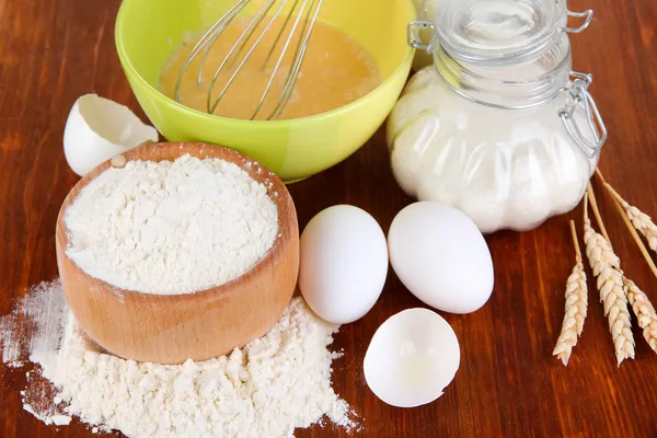 Ingredients for dough on wooden table close-up — Stock Photo, Image