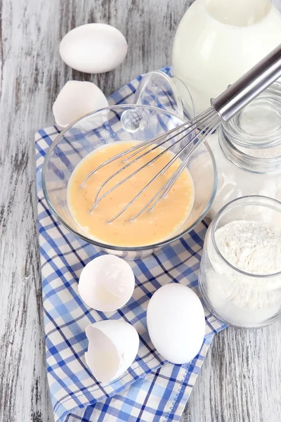 Ingredients for dough on wooden table close-up — Stock Photo, Image