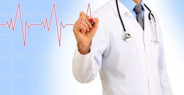 Médico médico dibuja cardiograma sobre fondo azul — Foto de Stock