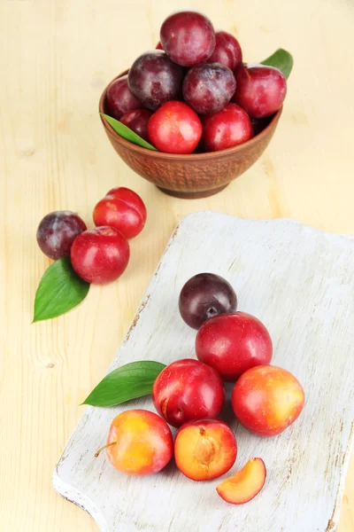 Prunes mûres sur table en bois close-up — Photo