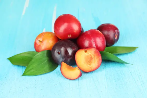 Ciruelas maduras sobre mesa de madera de cerca — Foto de Stock