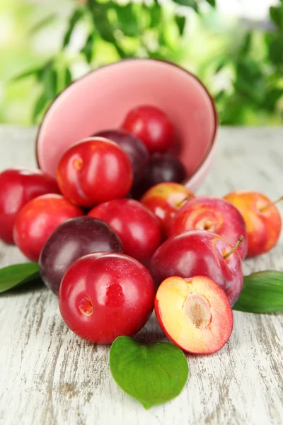 Mogna plommon på träbord på naturliga bakgrund — Stockfoto