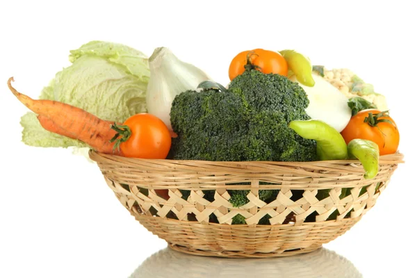 白で隔離されたバスケットの新鮮な野菜 — ストック写真