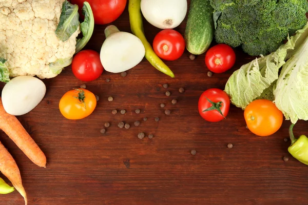 Verduras frescas en canasta sobre mesa de madera de cerca — Foto de Stock