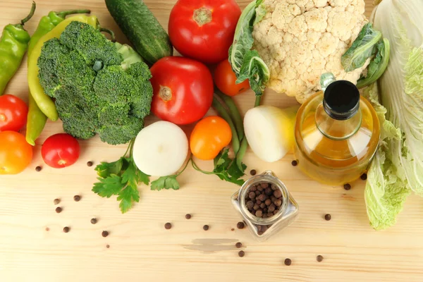 Légumes frais dans le panier sur table en bois close-up — Photo