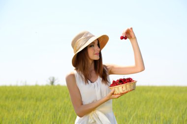 çilek alanında olan güzel kadın portresi