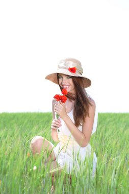poppies alanında olan güzel kadın portresi