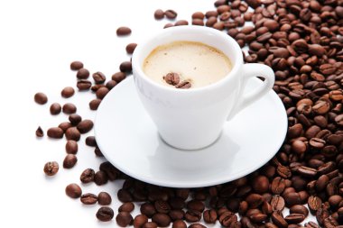 kahve kahve çekirdekleri, üzerinde beyaz izole ile