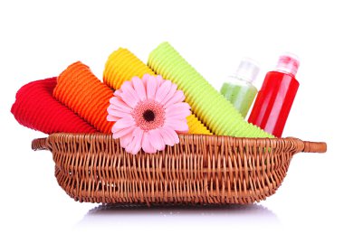 renkli havlu, Kozmetik Şişeler ve üzerinde beyaz izole sabun sepeti,