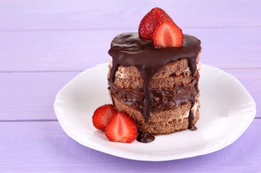 ahşap masa yakın çekim üzerinde çilek ile çikolatalı kek