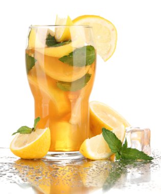 buzlu çay limon ve nane üzerinde beyaz izole