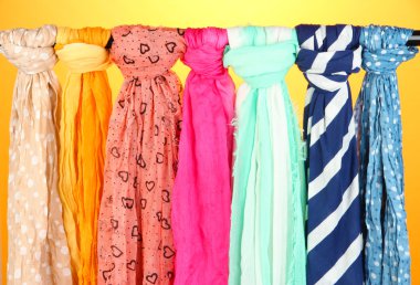 Turuncu arka plan üzerinde renkli eşarplar