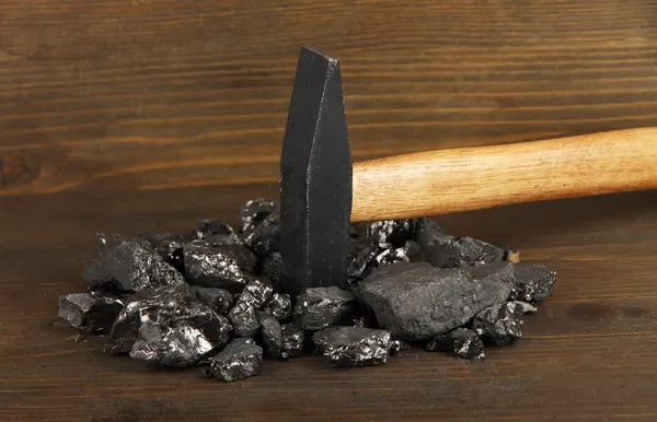 Steenkool met hummer op houten achtergrond — Stockfoto