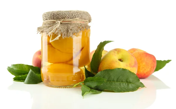 Burk konserverade persikor och färska persikor, isolerad på vit — Stockfoto