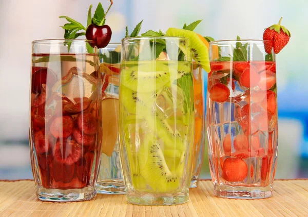 Bicchieri di bevande di frutta con cubetti di ghiaccio sul tavolo nel caffè — Foto Stock