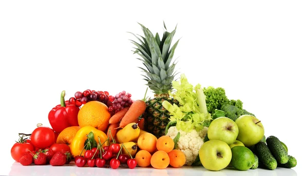 Sortiment an frischem Obst und Gemüse, isoliert auf weiß — Stockfoto