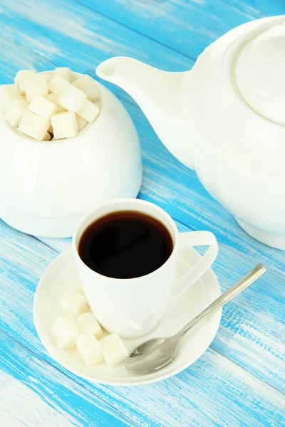 Fincan kahve, çaydanlık ve renk ahşap zemin üzerinde şekerlik — Stok fotoğraf