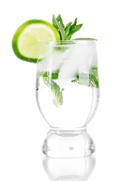 Cocktail met ijs op wit wordt geïsoleerd glas — Stockfoto