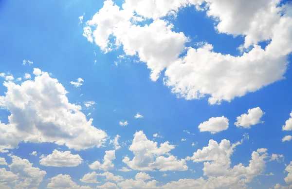 Cielo azul fondo con nubes — Foto de Stock