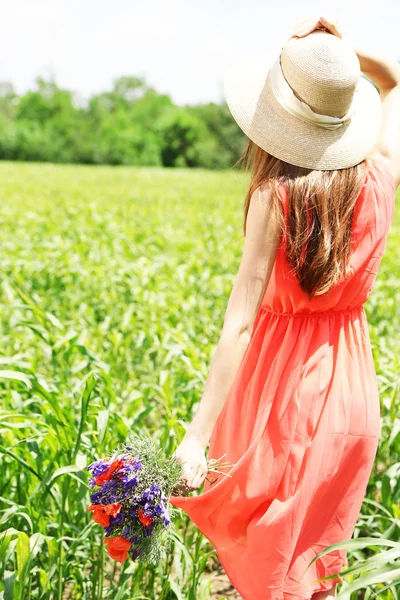 Retrato de una hermosa joven con amapolas en el campo —  Fotos de Stock