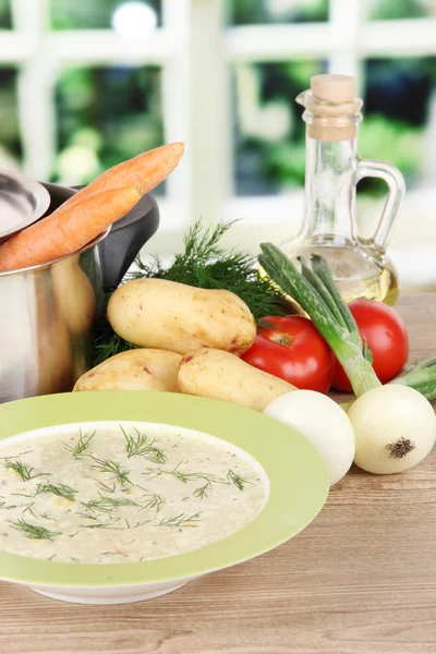 Ingredientes para cocinar sopa en la mesa en la cocina — Foto de Stock