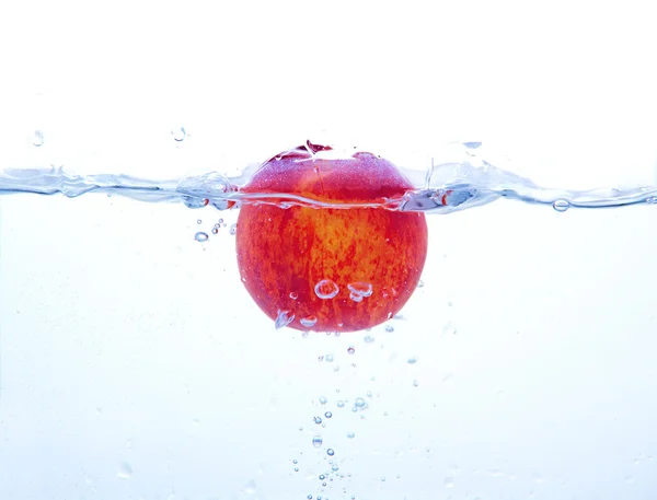 Saftige Früchte unter Wasser, isoliert auf weiß — Stockfoto