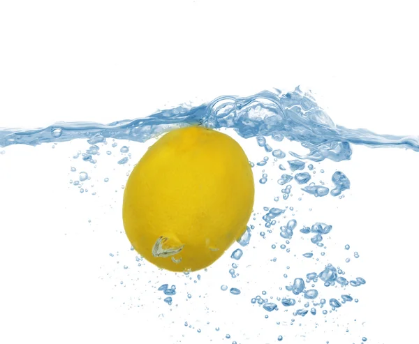 Saftige Zitrone unter Wasser, isoliert auf weiß — Stockfoto