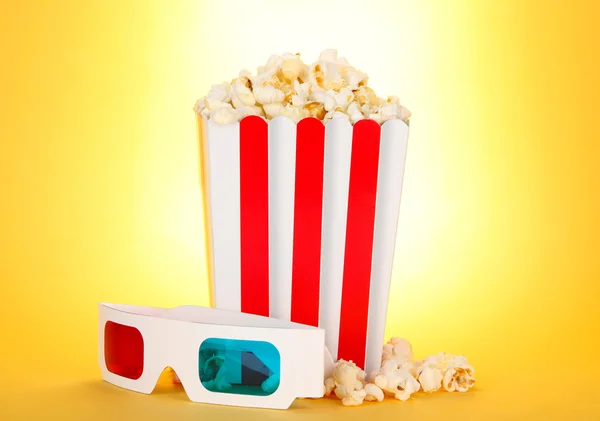 Popcorn and 3D glasses on yellow background — Stock Photo, Image