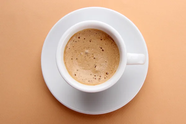 Kopje koffie op beige achtergrond — Stockfoto