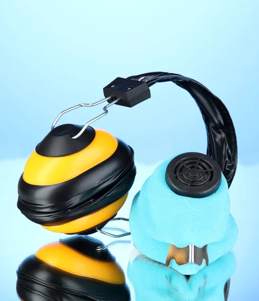 Respirador y auriculares sobre fondo azul — Foto de Stock