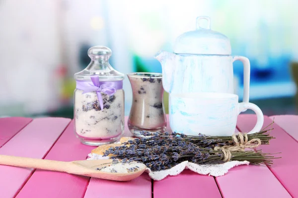 Tarro de azúcar de lavanda y flores de lavanda fresca sobre fondo brillante —  Fotos de Stock