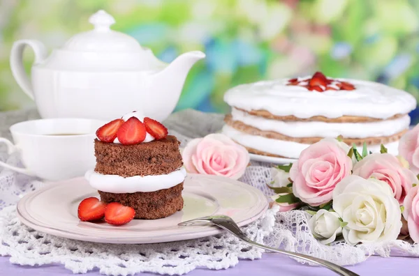 Chokladkaka med jordgubbe på träbord på naturliga bakgrund — Stockfoto