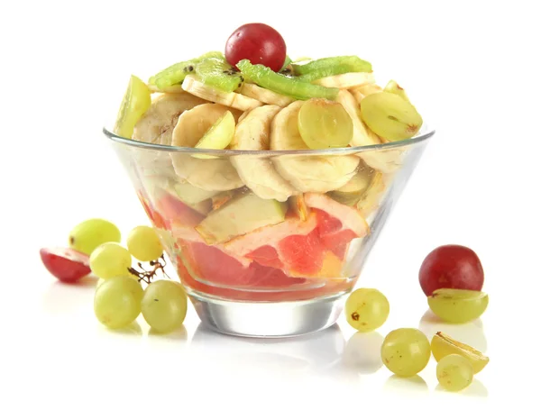 Salade de fruits savoureux dans un bol en verre, isolé sur blanc — Photo