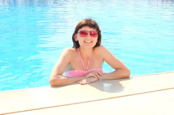 Relaxing in swimming pool — Stock Photo, Image