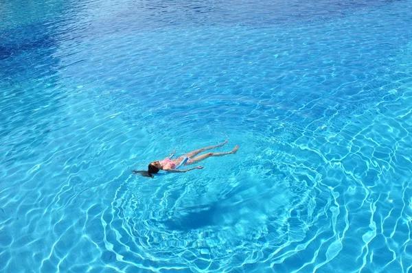 Yüzme havuzunda rahatlatıcı — Stok fotoğraf
