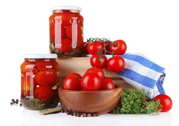 Sabrosos tomates enlatados y frescos, aislados en blanco — Foto de Stock