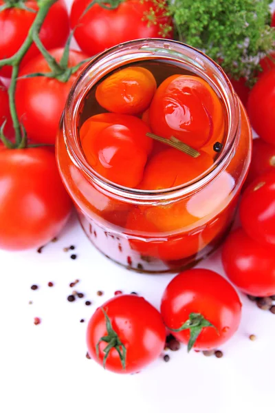 Frasco de vidrio abierto de sabrosos tomates enlatados, aislados en blanco — Foto de Stock