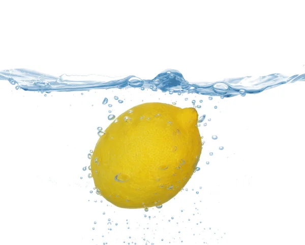 Sappige citroen onder water, geïsoleerd op wit Stockfoto