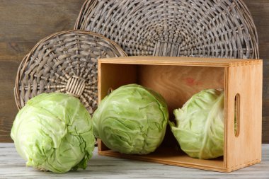 lahana ahşap zemin üzerinde tablo