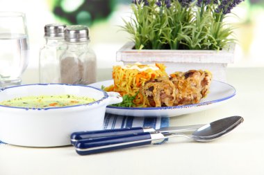 çorba ve pencere arka masada peçeteye Tabaklarda etli pilav