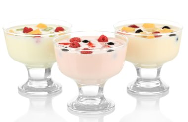 Beyaz izole meyve lezzetli yoğurt